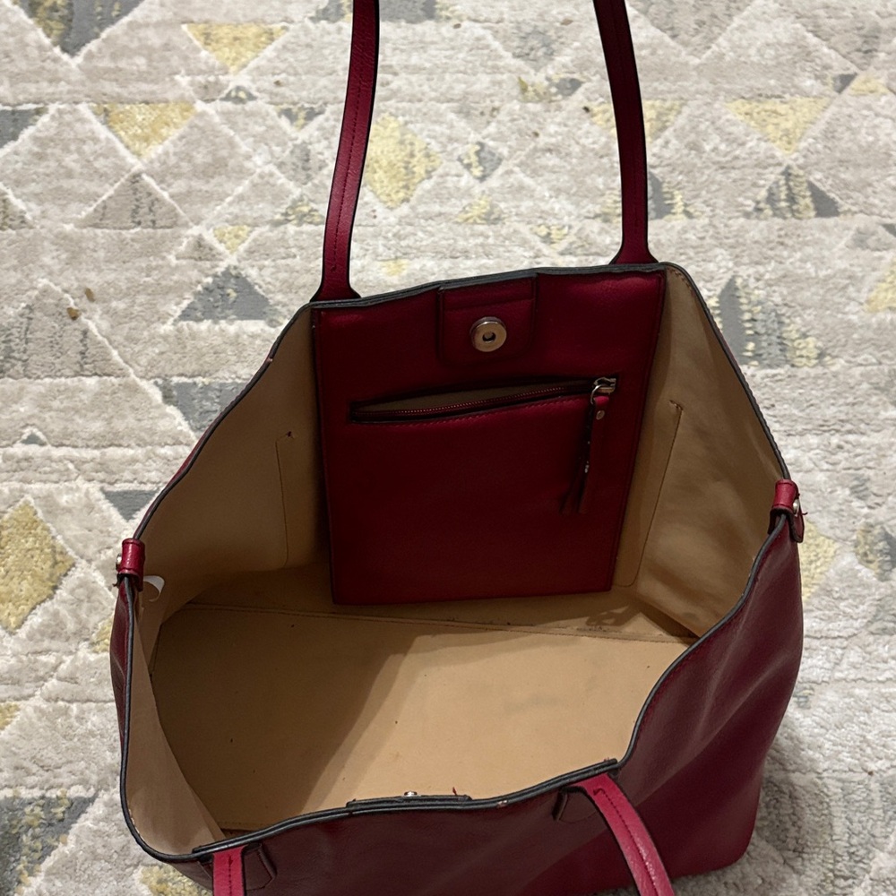 Elegant Red Leather Tote Bag - Picture 3 of 3